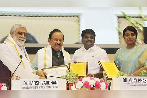 Health Minister Vijaya Baskar receiving the award from Union Ministers in New Delhi on Saturday