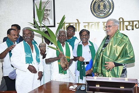 The Cauvery delta farmers felicitating the Chhattisgarh CM