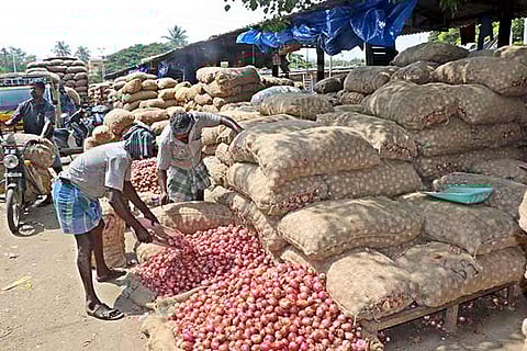 Bengal orders 800 tonne imported onion as prices inch closer to Rs 150 per kg