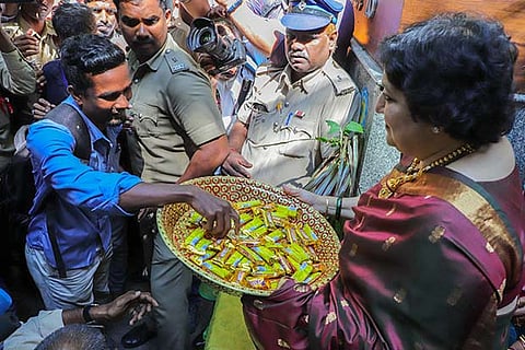 Rajini?s wife Latha thanking fans at Poes Garden in Chennai on Thursday