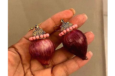 Akshay gifts onion earrings to wife Twinkle