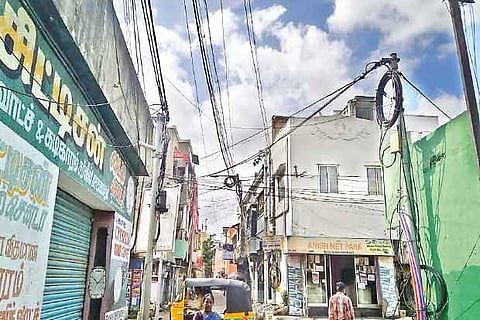 The tilted post is also causing traffic congestion