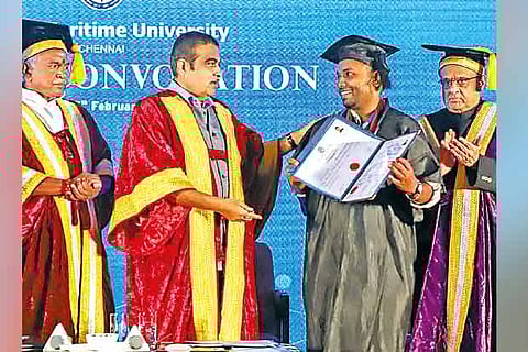 Union Minister Nitin Gadkari presenting the degree certificate to a graduate at the convocation