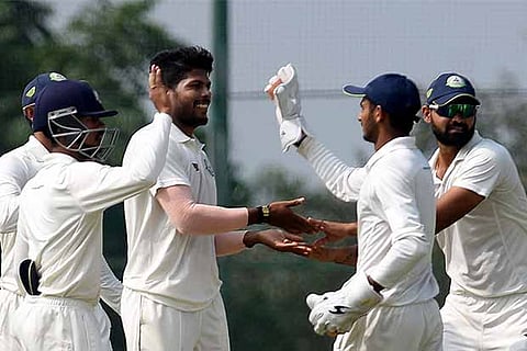 Umesh Yadav (centre)