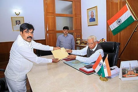 Independent MLA R Shankar submits his resignation as a minister to the Karnataka Governor Vajubhai Vala