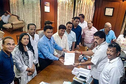 10 of 15 Congress members give letter for merger of their faction in BJP to Speaker Rajesh Patnekar