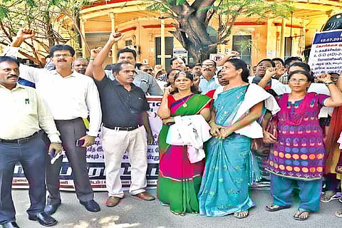 Members of Federation of all Government Doctors Association stage dharna  outside Madras Medical College