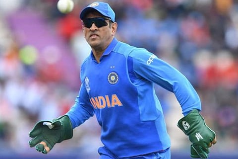 Fans shows support for Dhoni, flaunt 'Balidaan Badge' at Oval