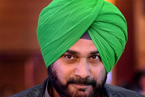 Punjab minister Sidhu meets Rahul Gandhi, apprises him of 'situation'