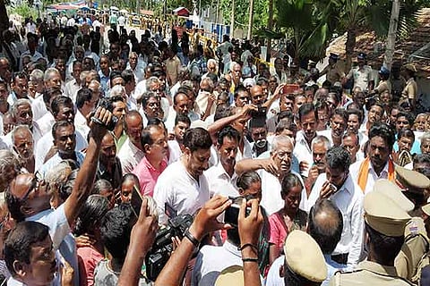 Farmers descended on the Kodiveri dam on Wednesday morning and raised slogans against the drinking water proj