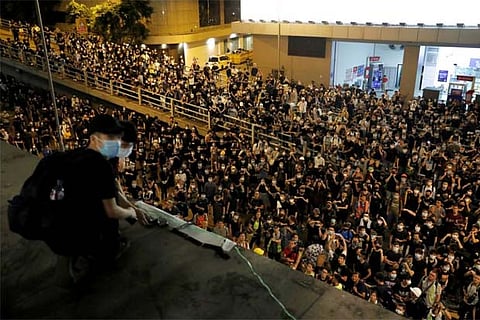 Thousands rally to support Hong Kong police