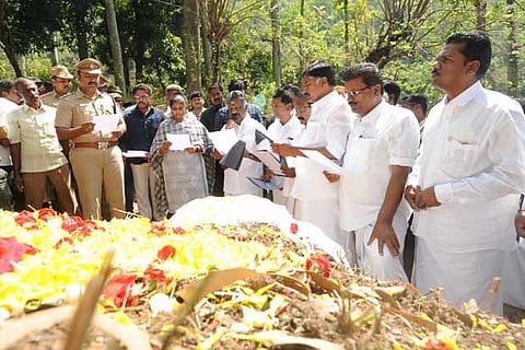 Deputy CM O Panneerselvam, along with officials, taking a wildlife conservation pledge in Kurangani on Sunday