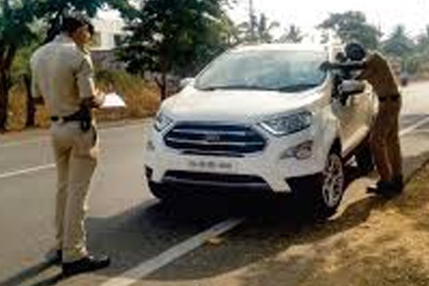 Flying squad seize 1.24 kg gold from car in Sirkazhi