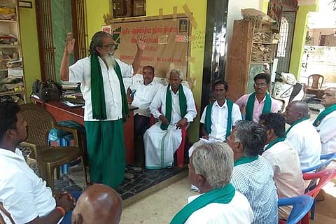 Ayyakannu speaking to the farmers in Trichy on Saturday