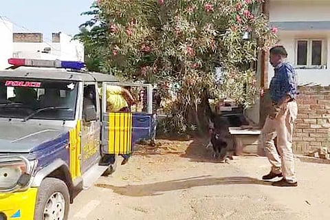 CBI sleuths leave after searching Sabarirajan's house  in Pollachi on Monday