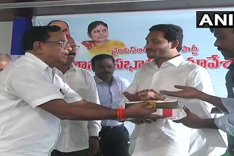 Jagan Mohan Reddy meets Andhra Governor, stakes claim to form govt