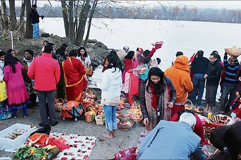 Over 500 Indian-Americans throng Potomac river to celebrate Chhath in US