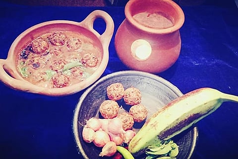 Vazahipoo And Vazhaikai Bondas In Tomato Gravy