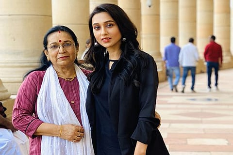 Mimi shares pic with mom outside Parliament