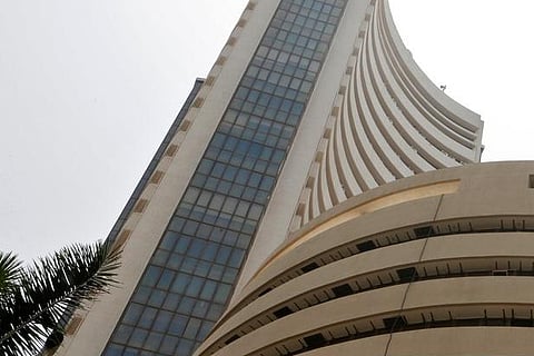 IT and bank stocks skid as markets extend losses