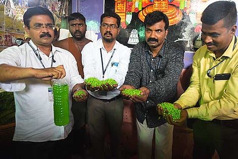 FSSAI officials display artificially coloured peas and the colour that ran off after washing it