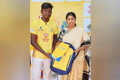 D Shiva Rohan (left) receives the player of the match award