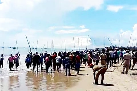 Two fishermen group clashing with deadly weapons on Puducherry shore on Monday