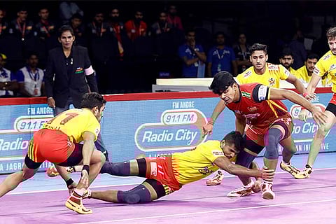 Gujarat defence (in yellow) contained Pawan Sehrawat (in red) well