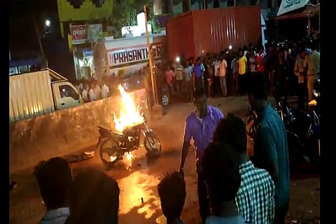 Woman dodging cops falls, leg crushed under lorry