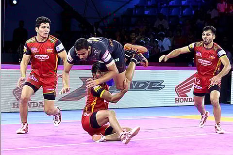 Bengaluru defenders pin down U Mumba raider Abhishek