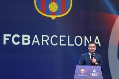 Six FC Barcelona board members resign, question management