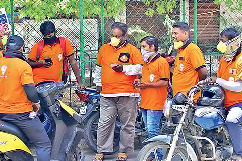 Many agents working in the city can be seen using handkerchiefs instead of masks