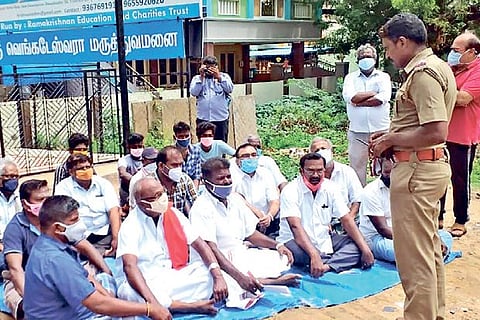 Police pacifying protesters in Tiruchy on Saturday