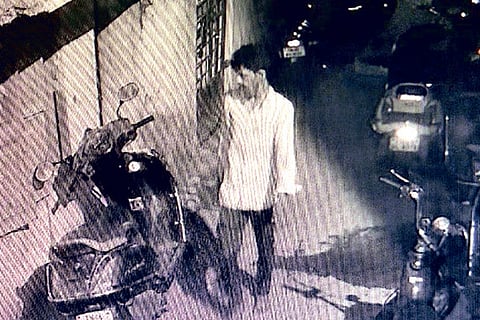 Man sells stolen jewels to buy gift for lover, CCTV gives him away