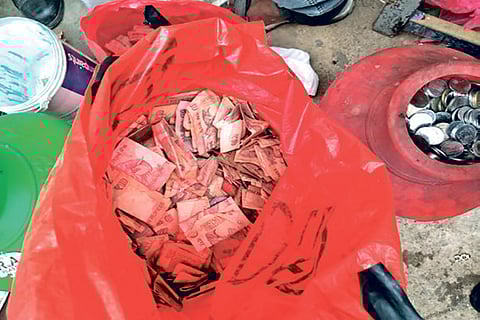 Weeks after death, Rs 2 lakh, gold found at ragpicker home