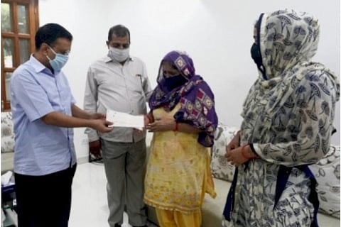 Kejriwal meets deceased firefighter's family, offers Rs 1 cr aid