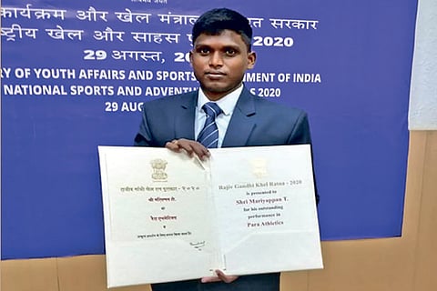 Para athlete Mariyappan Thangavelu with his Khel Ratna award