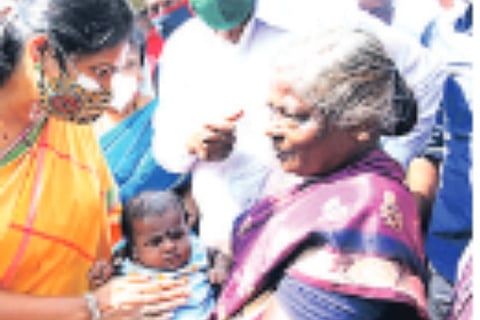 DMK MP Kanimozhi interacting with residents in Erode on Tuesday