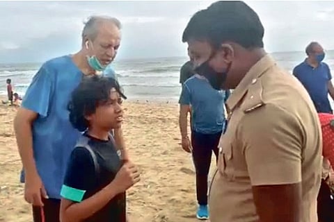 The rescued girl speaks to a policeman
