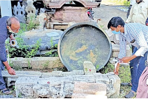 ASI officials inspecting the idols to check their antiquity at the Idol Wing office on Tuesday