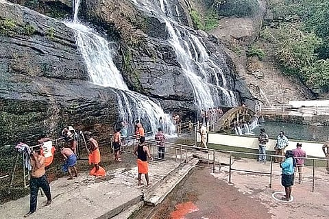 Tourist bathing in Courtallam by following social distancing norms in Tenkasi district on Tuesday