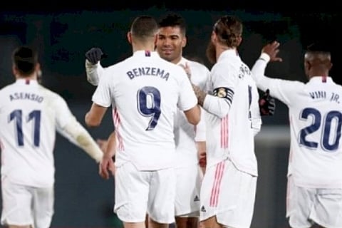 Real Madrid beat Granada to tie league leader Atletico on points