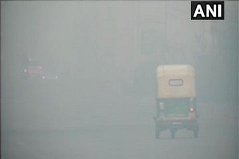 Thick Layer of fog seen in parts of Delhi