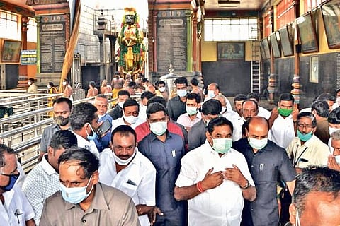 Chief Minister Edappadi K Palaniswami offering prayers at Anjaneyar temple in Namakkal on Tuesday.
