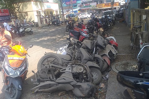 Citizen Connect: Cop-seized vehicles dumped on Muthuramalingam Street platform eat up pedestrians’ space