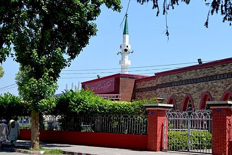 Deposed Pak cleric agrees to vacate mosque after striking deal with government