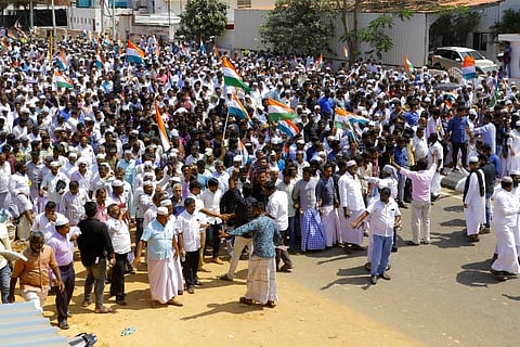 Protesters confronted by officials at TANTEX  roundabout  in Thanjavur on Wednesday