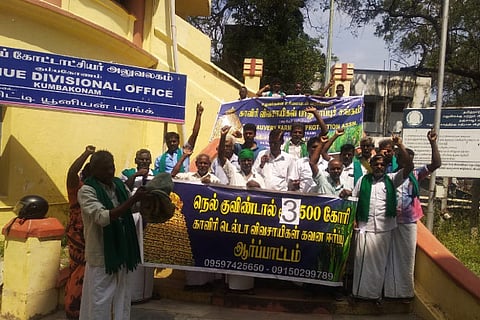 Farmers staging a protest in Thanjavur for change in paddy price on Wednesday