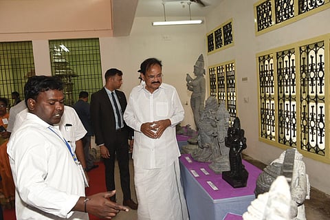 Vice President viewing art works by the students of the Government Architecture and Sculpture College