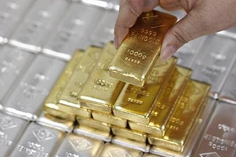 Gold prices jump Rs 485 on weaker rupee, geo-political tensions